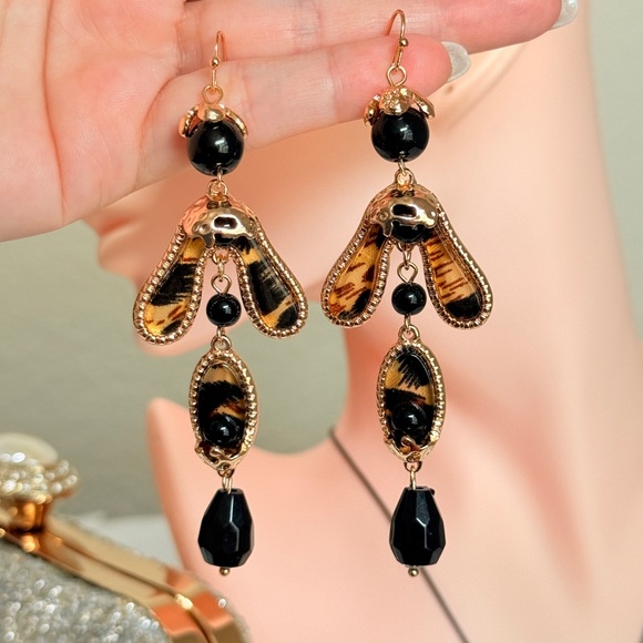 ⚜️ Elegant Gold and Black Dangle Earrings - Picture 7 of 7